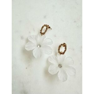 Frosted white flower and gold color dangle earrings ￼